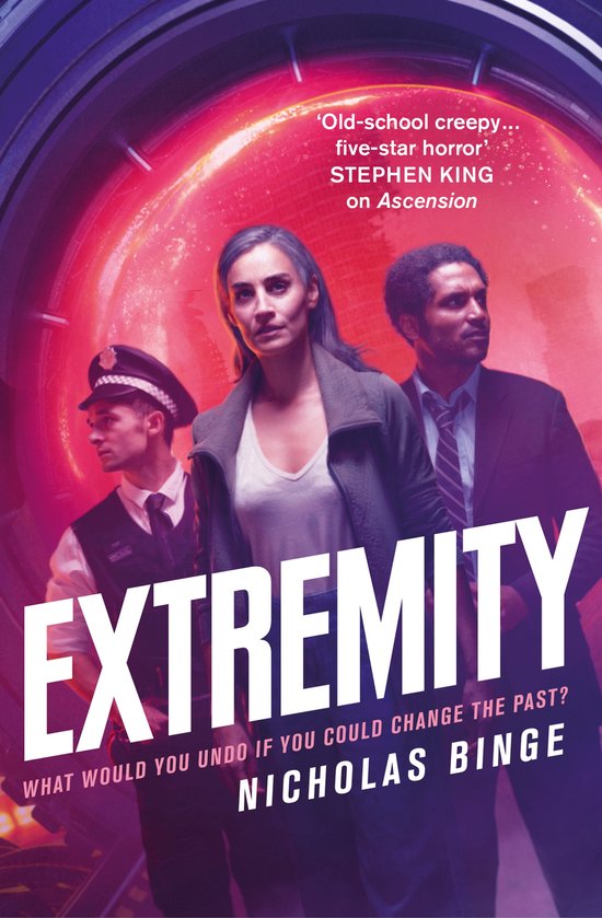 Couverture du livre EXTREMITY par Nicholas Binge. Trois personnes, un policier, une femme et un homme, se tiennent au centre sur un fond rouge tourbillonnant.