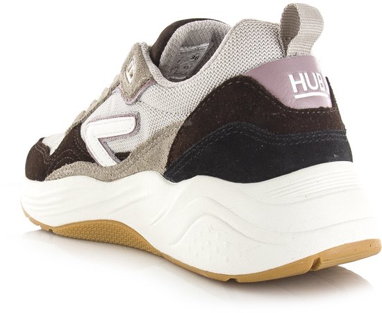 Achterkant van een Hub sneaker in koffie, mauve en gebroken wit. De schoen heeft een witte zool en bruine, grijze en roze accenten.