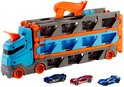 Blauwe en oranje Hot Wheels oplegger met drie speelgoedauto's ervoor: één blauwe politieauto, één paarse en één blauwe racewagen.