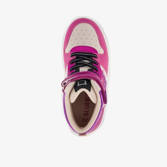 Bovenkant van roze hoge sneaker met paarse en crèmekleurige accenten, glitterdetails en klittenbandsluiting.