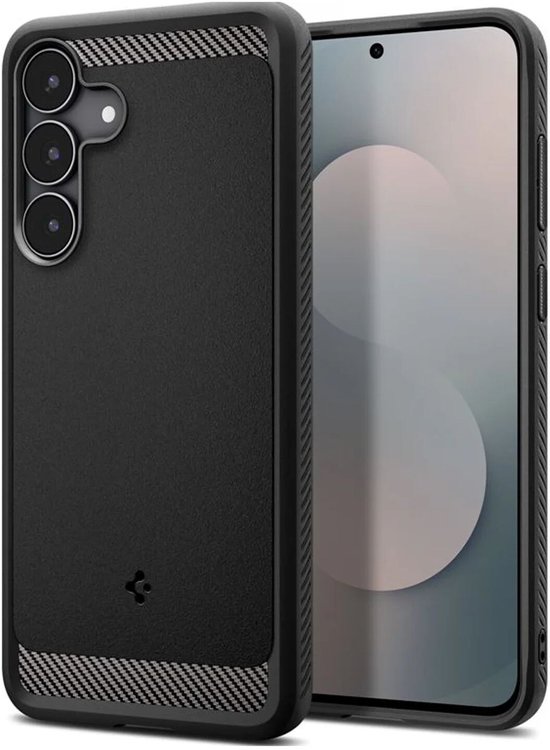 Zwarte Spigen telefoonhoes met carbon-look randen en Spigen logo. De telefoon is gedeeltelijk zichtbaar.
