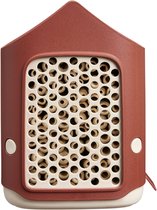 Roodbruin insectenhotel met een crème kleurige voorkant gevuld met riet.