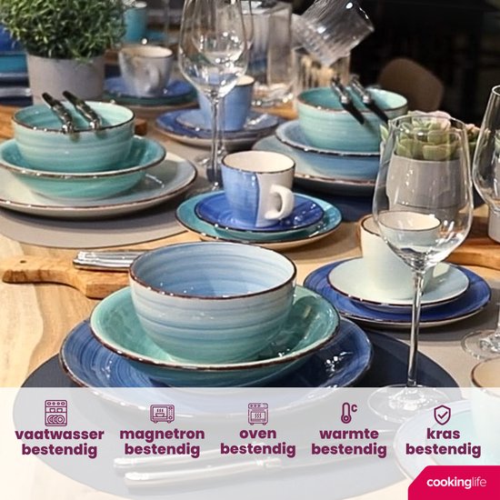 Gedekte tafel met aardewerk servies in blauw- en groentinten. Inclusief kommen, kopjes, glazen, planten en kaarsen.