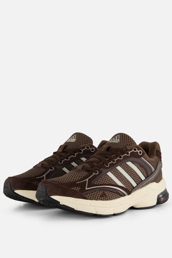 Bruine Adidas Spiritain 2000 sneakers met beige zolen, witte Adidas strepen en veters.