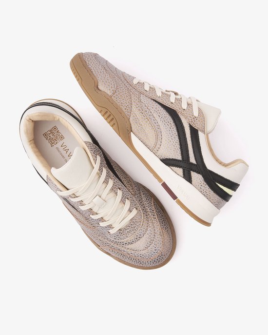 Bovenaanzicht van goudkleurige sneakers met reptielenprint, beige veters en zwarte accenten. De tong toont een QR-code.