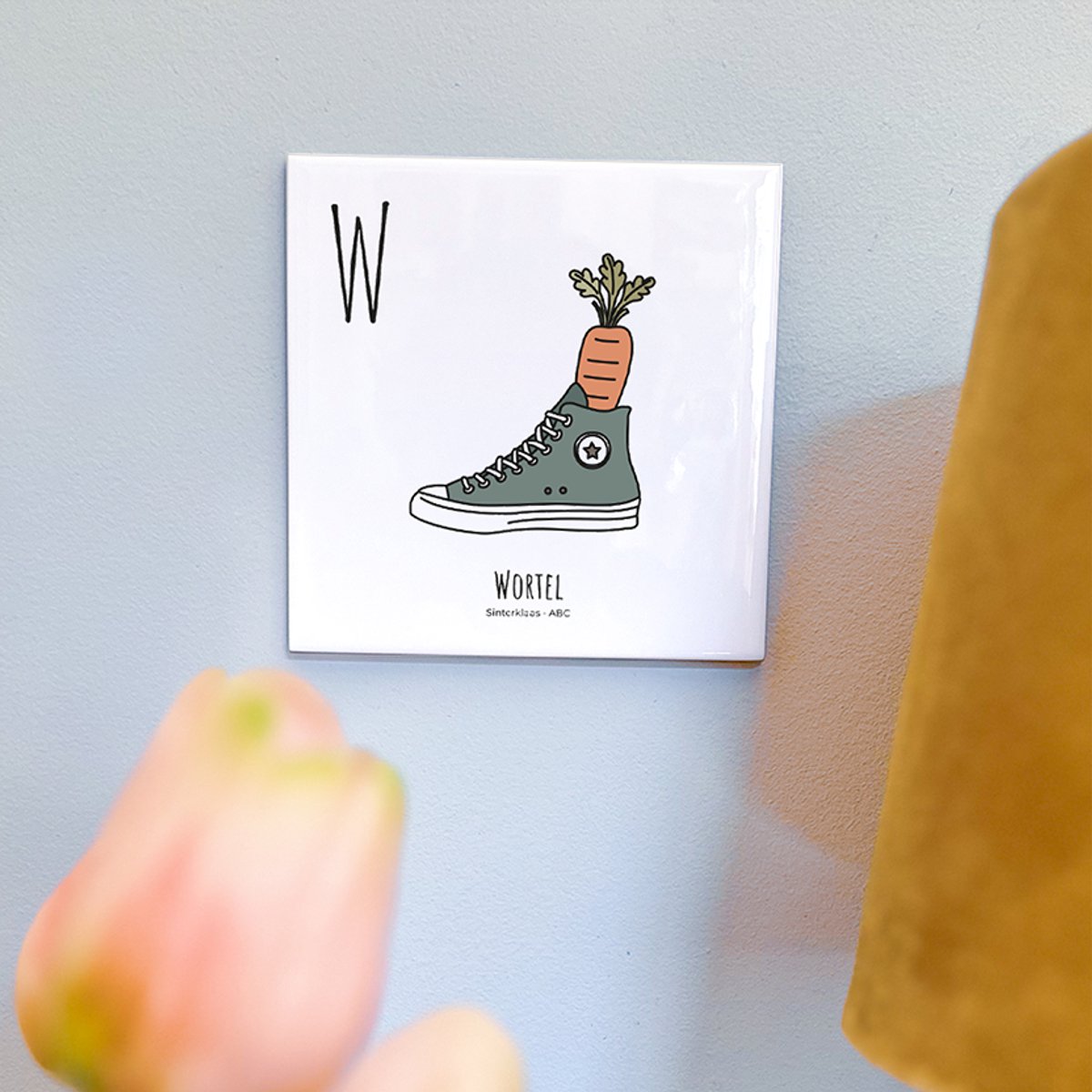Wortel - ABC tegeltje Sinterklaas - Keramiek met Handgetekende Illustratie - Wanddecoratie - Woondecoratie - Relatiegeschenk - Souvenir - 10,8 x 10,8 cm