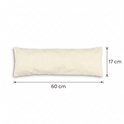 Een lang, crèmekleurig kersenpitkussen van 60 cm bij 17 cm.