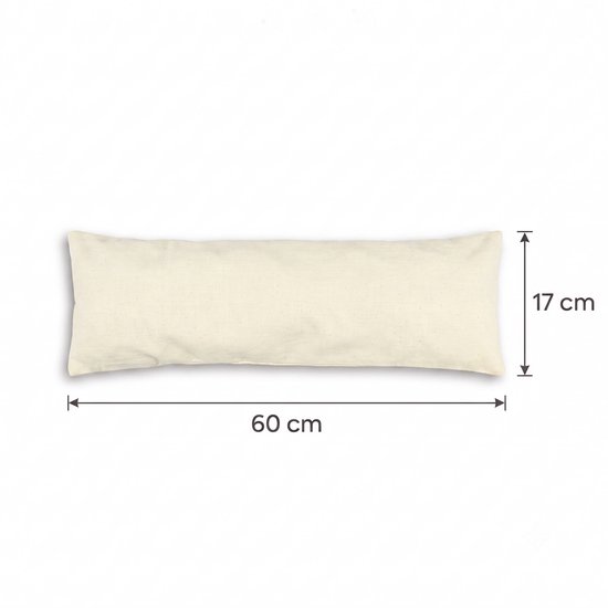 Een lang, crèmekleurig kersenpitkussen van 60 cm bij 17 cm.