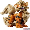 Gele en oranje LEGO Arcanine figuur, zittend, met pluizige manen en gestreepte poten.
