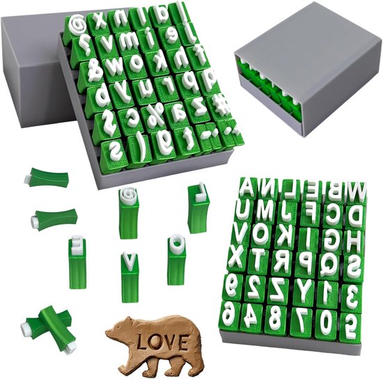 Groene stempels met witte letters, cijfers en symbolen, inclusief een voorbeeld van een teddybeer met 'LOVE' erop gestempeld.