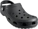Sabot Crocs noir, vu de côté, avec bride et perforations.