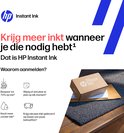 HP Instant Ink doosje op een deurmat, met icoontjes over besparing en gemak.
