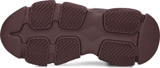 Onderkant van burgondische sneakers met een dikke, gestructureerde zool.