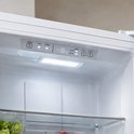 Bedieningspaneel van Heinner koel-vriescombinatie met digitale temperatuurweergave en functies.