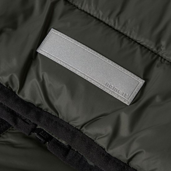 Detail van de binnenkant van de jas met een reflecterend "name it" label.