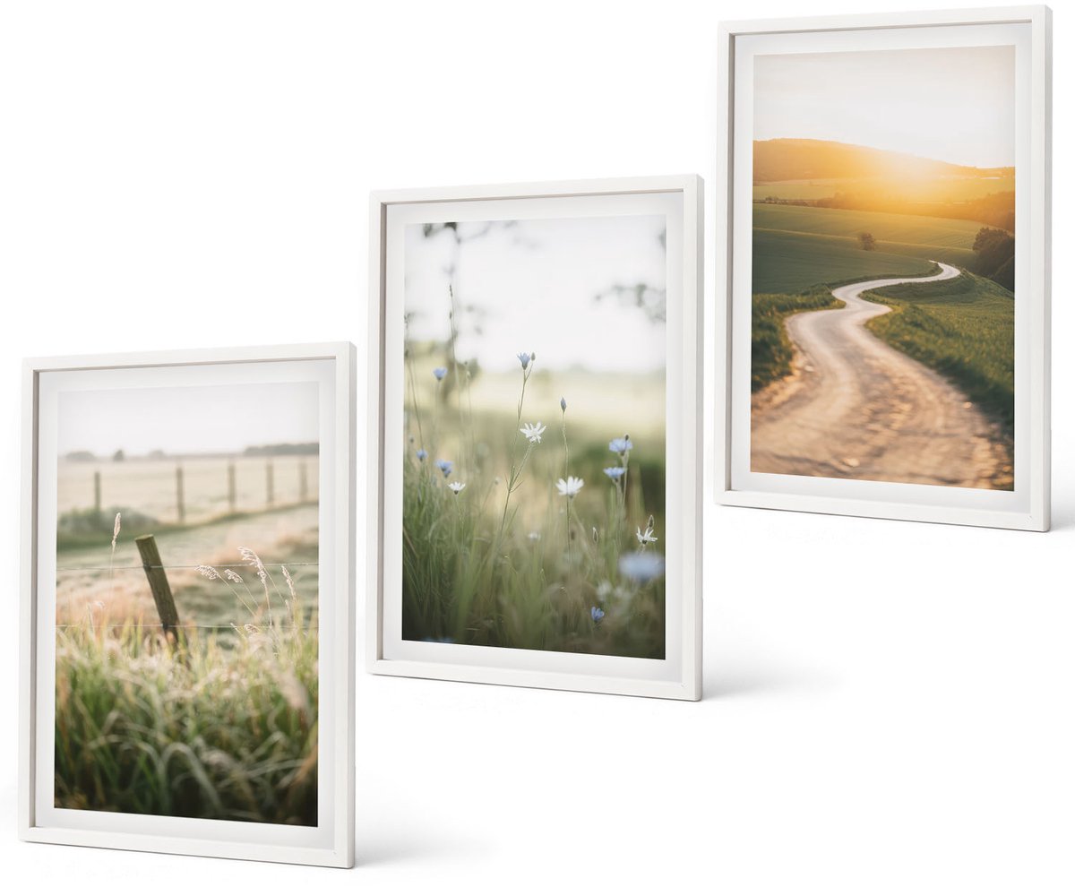 Coloray 3-Delige Schilderij Set - Landschap Met Een Weide, Een Weg En Een Zonsondergang. - 40 x 60 - Moderne Wanddecoratie - Woonkamer Witte lijst