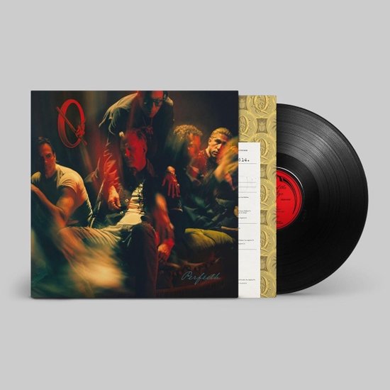 Queens of the Stone Age - PerfecTh (LP) hoes met de band, de plaat ernaast.