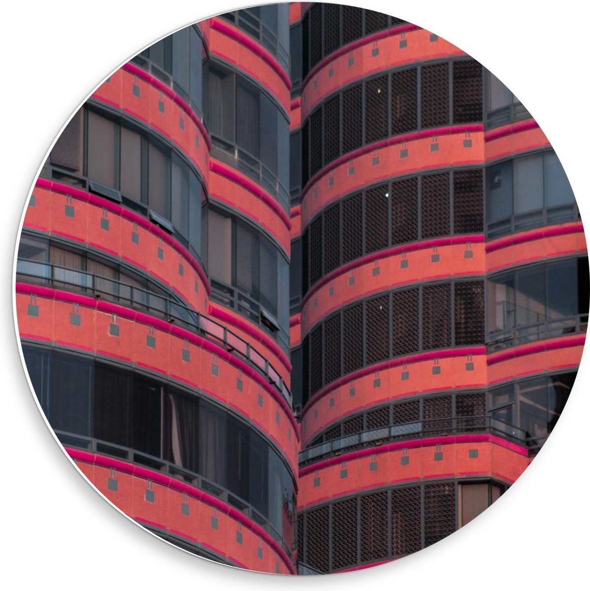 Forex Wandcirkel - Zwart/Rood Gebouw - 50x50cm Foto op Wandcirkel (met ophangsysteem)