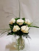 boeket 5 verse witte rozen - dikke knoppen - enkele takjes groen