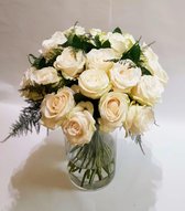 boeket 18 verse witte rozen - dikke knoppen - enkele takjes groen