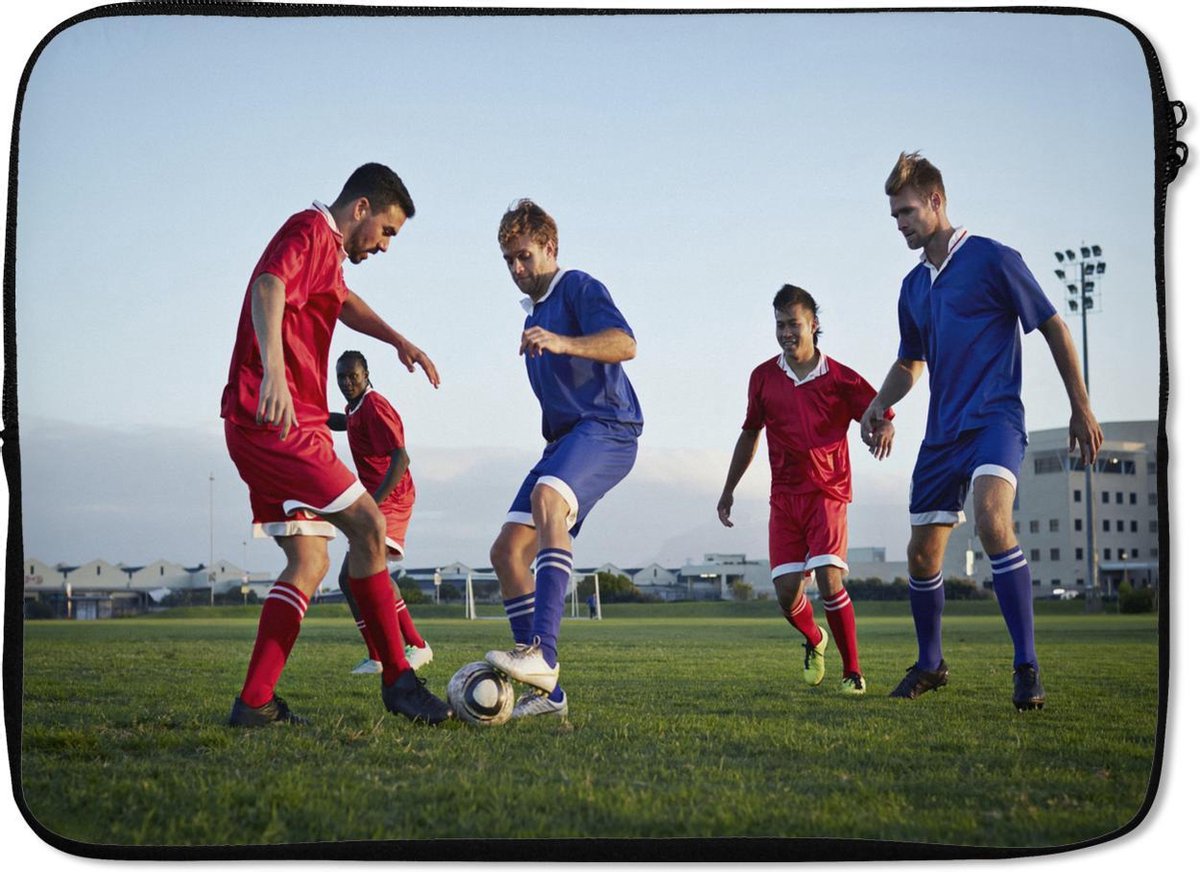 Laptophoes 14 inch 36x26 cm - Voetbal - Macbook & Laptop sleeve Voetbalwedstrijd - Laptop hoes met foto