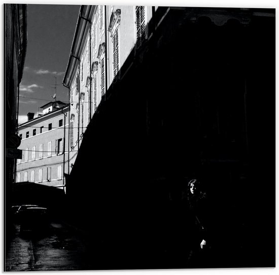 Dibond - Vrouw in Grauwe Straat (zwart/wit) - 50x50cm Foto op Aluminium (Wanddecoratie van metaal)