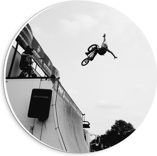 Forex Wandcirkel - Fietser op Halfpipe (zwart/wit) - Foto op Wandcirkel (met ophangsysteem)