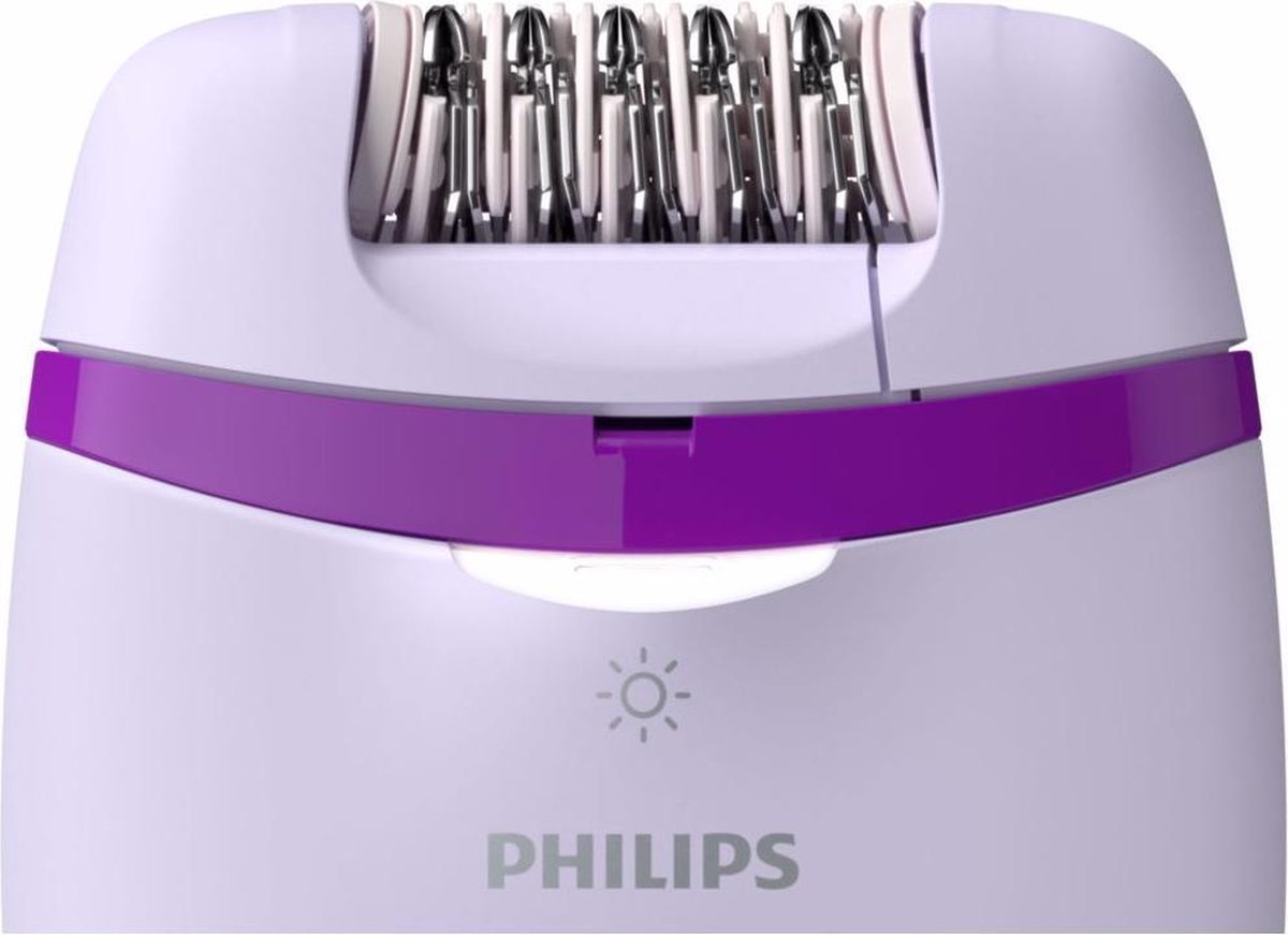 Lichtpaarse Philips epilator met accessoires: scheerkop, trimmerkam, opzetstuk en opbergzakje.