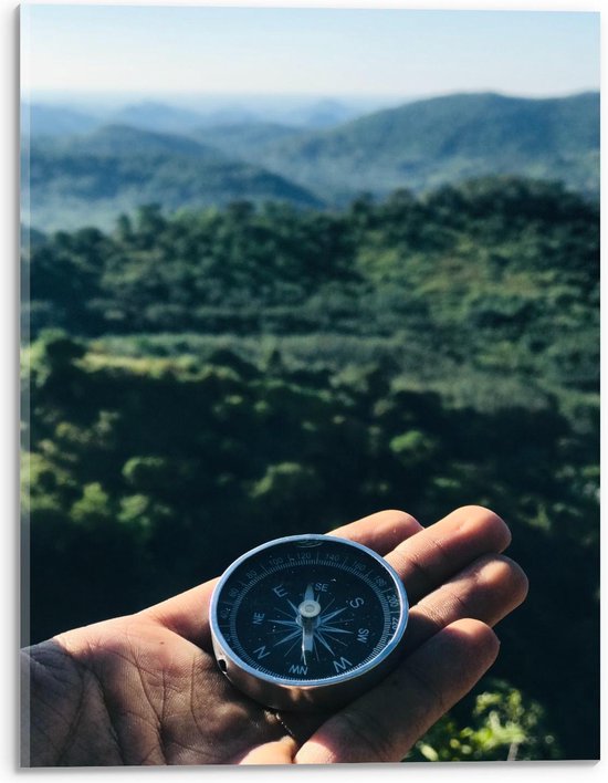 Acrylglas - Kompas in Hand voor Berggebied - 30x40cm Foto op Acrylglas (Wanddecoratie op Acrylglas)