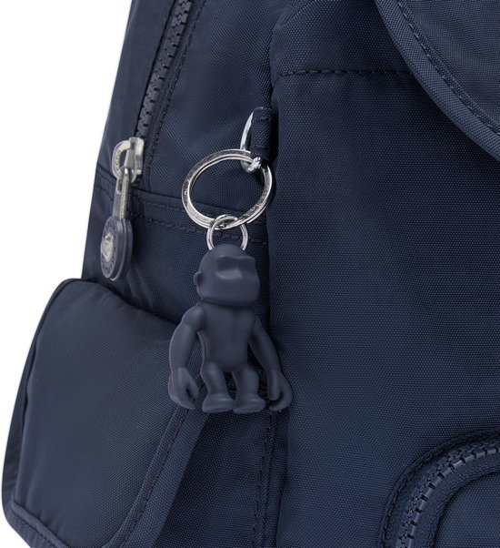 Detail van het aapje als sleutelhanger aan een donkerblauwe Kipling rugzak.