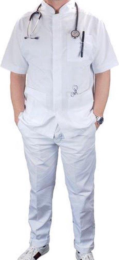 Wit verpleeguniform met korte mouwen, borstzak, zakken en stethoscoop. Model met horloge en sneakers.
