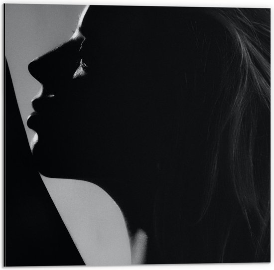 Dibond - Vrouwelijk Gezicht (zwart/wit) - 50x50cm Foto op Aluminium (Wanddecoratie van metaal)