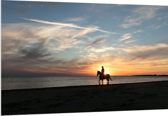 PVC Schuimplaat - Paardrijden op het Strand met Zonsondergang - 150x100 cm Foto op PVC Schuimplaat (Met Ophangsysteem)