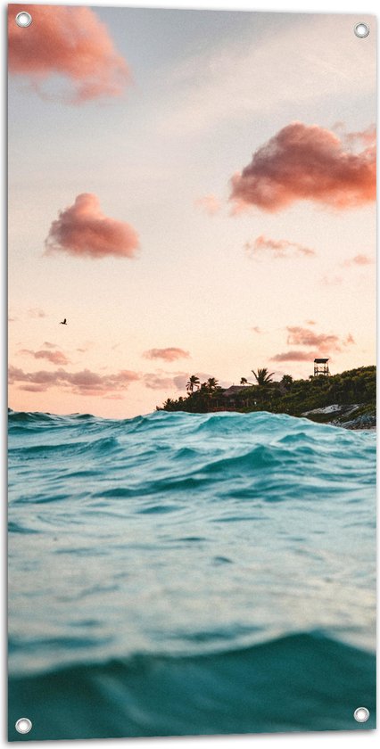 WallClassics - Tuinposter – wolkjes boven Zee op Vakantiebestemming - 50x100 cm Foto op Tuinposter  (wanddecoratie voor buiten en binnen)