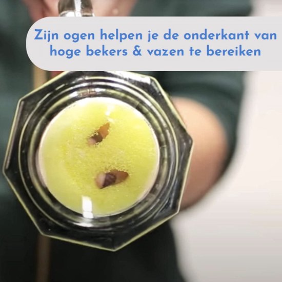 Gele spons met gezicht en ogen wordt gebruikt om hoge bekers te reinigen. Ogen helpen diep te bereiken.