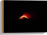 WallClassics - Hout - Vulkaanuitbarsting in het Donker - 40x30 cm - 9 mm dik - Foto op Hout (Met Ophangsysteem)