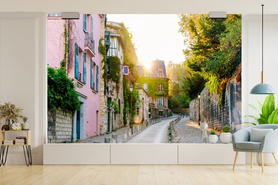 Behang - Fotobehang Schijnende zon in een steeg - Breedte 420 cm x hoogte 280 cm