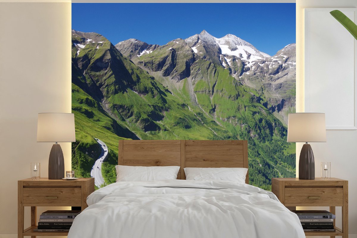 Behang - Fotobehang De Grossglockner weg die door de Oostenrijkse Alpen - Breedte 300 cm x hoogte 300 cm