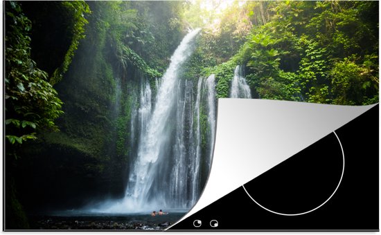 KitchenYeah® Inductie beschermer 81.6x52.7 cm - Waterval in de jungle van het Nationaal park Gunung Rinjani op Lombok - Kookplaataccessoires - Afdekplaat voor kookplaat - Inductiebeschermer - Inductiemat - Inductieplaat mat