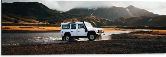 WallClassics - Dibond - Witte Grote Auto door het Water bij het Berglandschap - 90x30 cm Foto op Aluminium (Wanddecoratie van metaal)