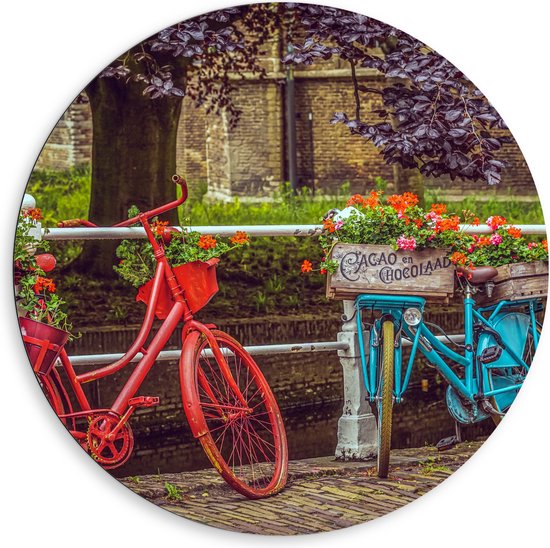 WallClassics - Dibond Muurcirkel - Rode en blauwe Fiets met Bloemen bij wit Hek voor de Gracht - 80x80 cm Foto op Aluminium Muurcirkel (met ophangsysteem)