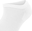 Close-up van een witte, lage Falke Active Breeze sneaker sok.