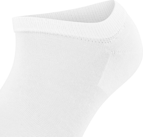Close-up van een witte, lage Falke Active Breeze sneaker sok.