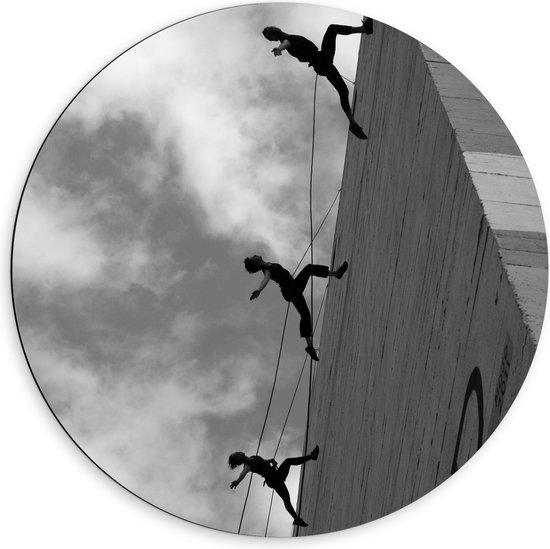 WallClassics - Dibond Muurcirkel - Dansende Mensen tegen een Gebouw - 60x60 cm Foto op Aluminium Muurcirkel (met ophangsysteem)
