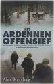 Boekomslag met de titel "Het Ardennenoffensief". Drie soldaten in winterkleding met wapens lopen over een besneeuwd pad.