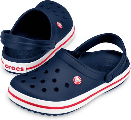 Deux Crocs Crocband bleues marine avec semelle blanche et rayures rouges. Texte 'Crocs' à l'arrière.