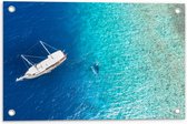 Tuinposter – Bovenaanzicht van Toeristen bij Grote Boot op Open Zee - 60x40 cm Foto op Tuinposter (wanddecoratie voor buiten en binnen)