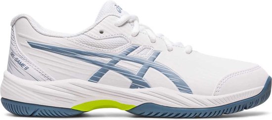 Witte ASICS Gel-Game 9 tennisschoenen met blauwe strepen en een limegroene accent.