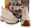 Twee hoge witte canvas sneakers met veter sluiting, dikke witte zool met bruin accent en de originele doos.