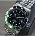 Automatisch herenhorloge met zwarte wijzerplaat, groene lunette en zilverkleurige band.